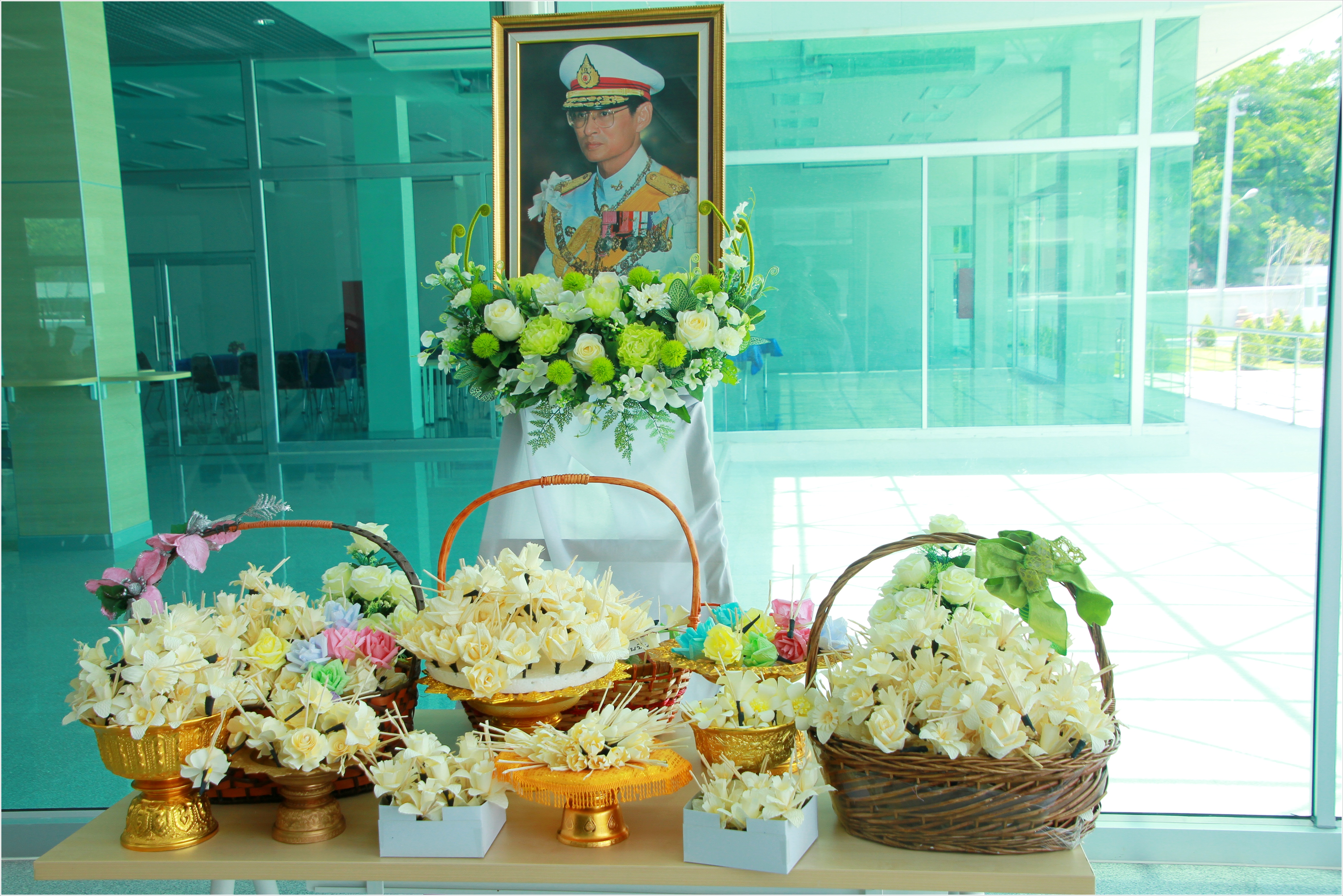 ﻿กรมบังคับคดีอาสาร่วมจัดทำดอกไม้จันทน์ เพื่อถวายในพระราชพิธีถวายพระเพลิงพระบรมศพ ในหลวงรัชกาลที่ 9